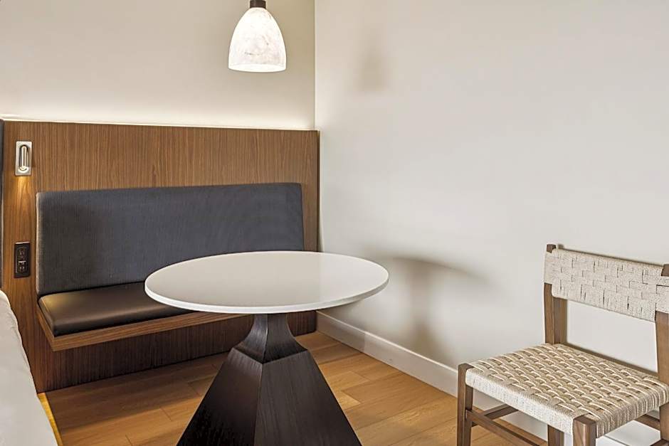 456 Embarcadero Inn & Suites