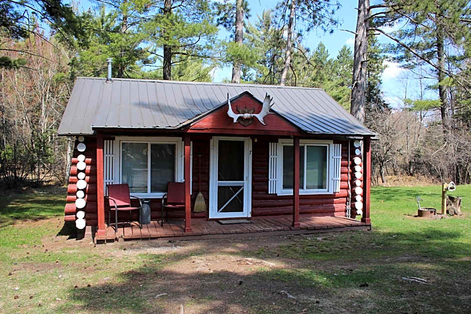 Two Rivers Motel and Cabins of Kenton, MI