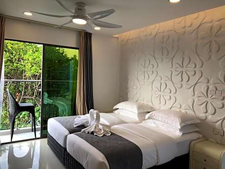 Deluxe Double Room with Balcony and Sea View