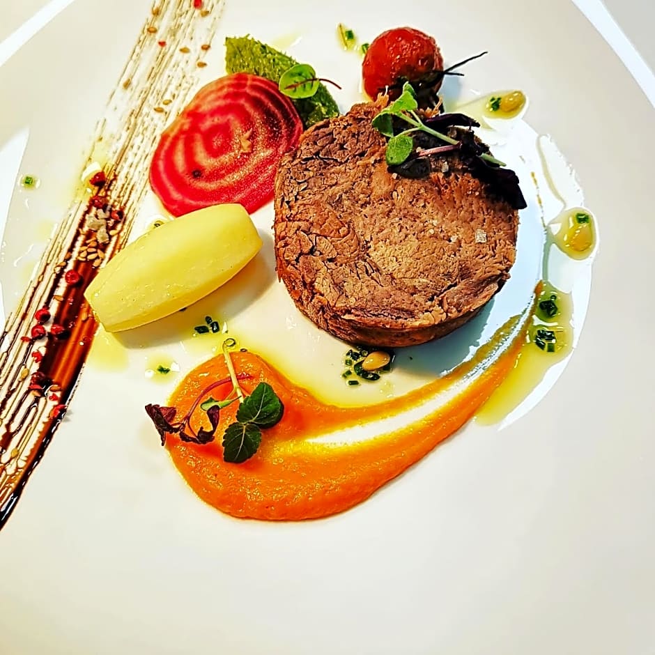 Logis Hôtel Restaurant Les 2 Rives - A75, en bordure de rivière