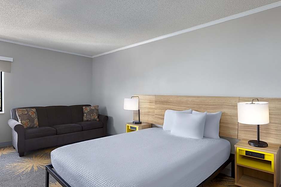Days Inn & Suites by Wyndham Kansas City South