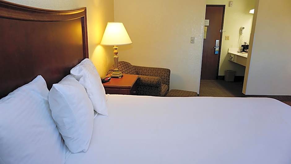 Baymont by Wyndham Arlington At Six Flags Dr