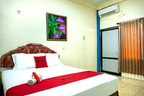 RedDoorz near H. Hasan Aroeboesman Airport