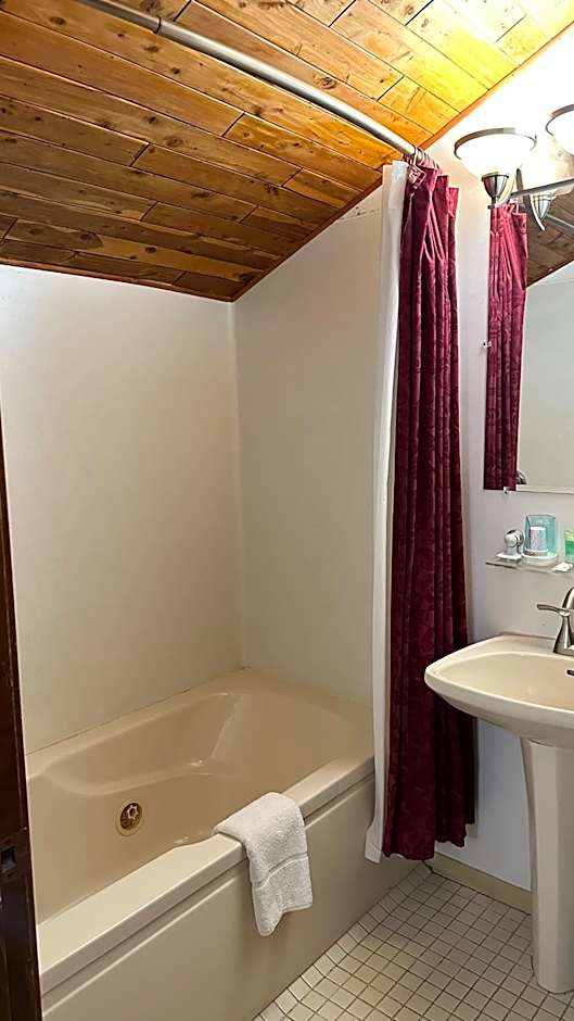 7 Gables Inn & Suites