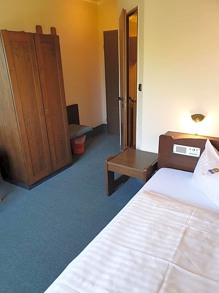 Photo 1 of 5 of Single Room