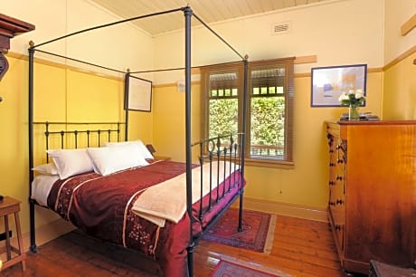Three-Bedroom Cottage with Spa Bath