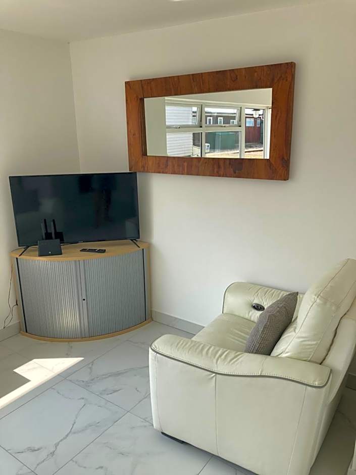 2 bed chalet Greatstone, New Romney sands holiday village 2mins from beach