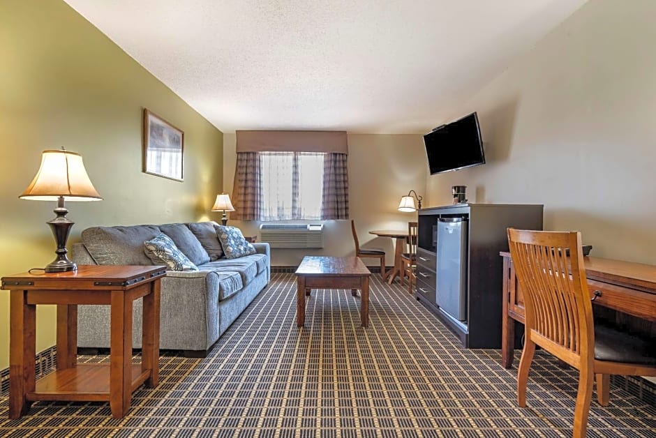 Quality Inn & Suites Warren