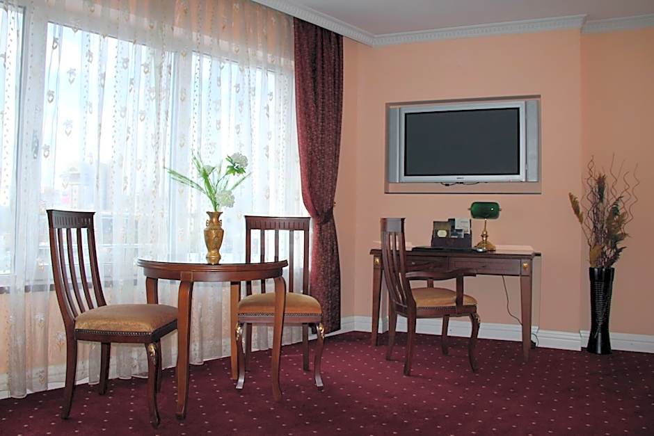 Stone Bridge Hotel