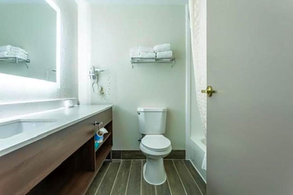 Lancaster Inn & Suites