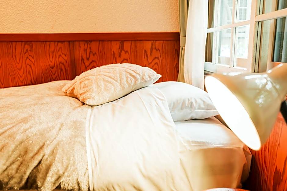 Hakuba Pension & Log Hotel Meteor