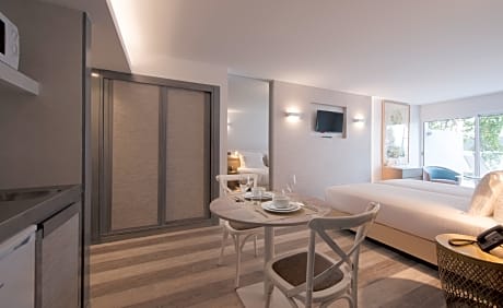 Single Studio Side Sea View