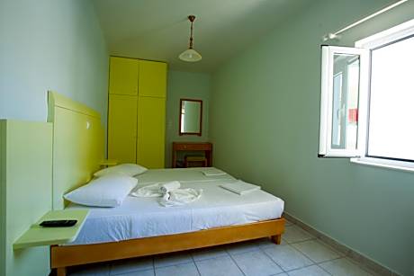 Family Room (2-4 Adults)