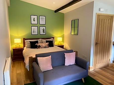 Studio-Executive-Ensuite with Shower-Garden view-Garden Room