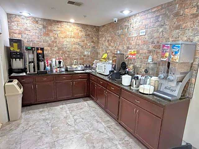 Harmony Hotel, Hernando
