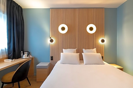 1 Queen Bed Non-Smoking Superior Room Courtesy Tray