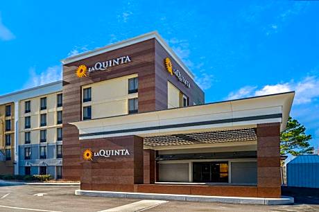 La Quinta Inn & Suites by Wyndham Maingate Fort Jackson