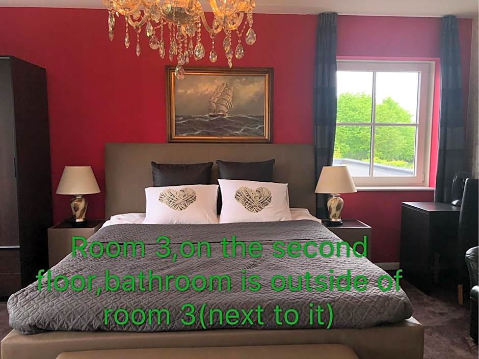 B&B nancy in holland met eigen badkamer , Jacuzzi niet inclusief , independent bathroom jacuzzi not included