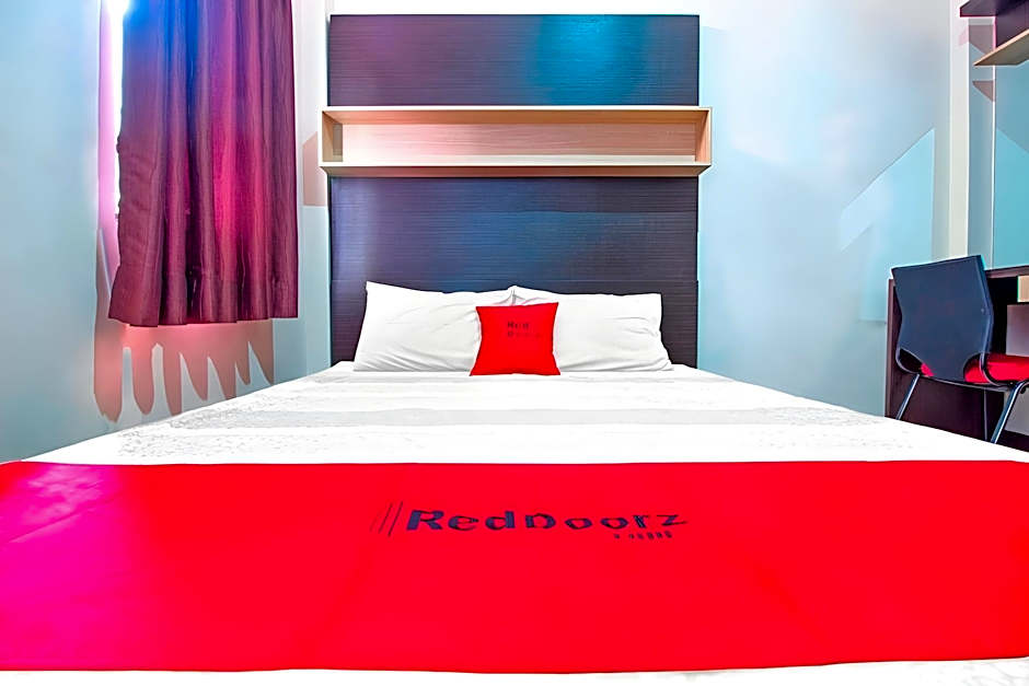 RedDoorz Plus near Isola UPI