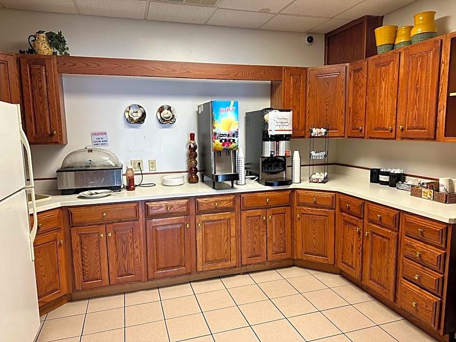 Ramada by Wyndham Saginaw Hotel & Suites