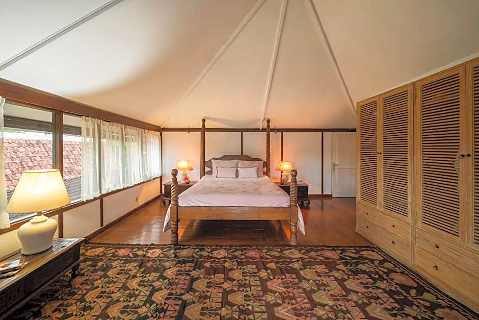 Spacious rustic Balinese villa with large pool