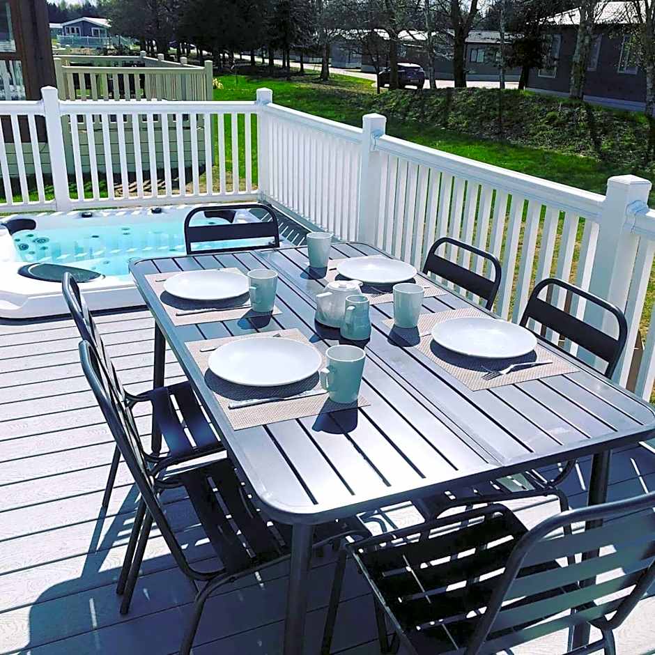 Hemingway Lodge with Hot Tub