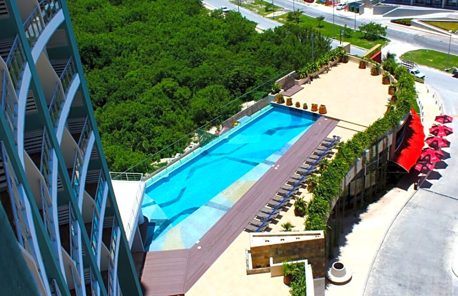Krystal Urban Cancun-Malecon
