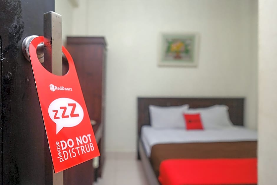 RedDoorz @ Hotel Rich Parepare near Pantai Mattirotasi