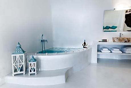 Deluxe Suite with Outdoor Heated Plunge Pool and Jets