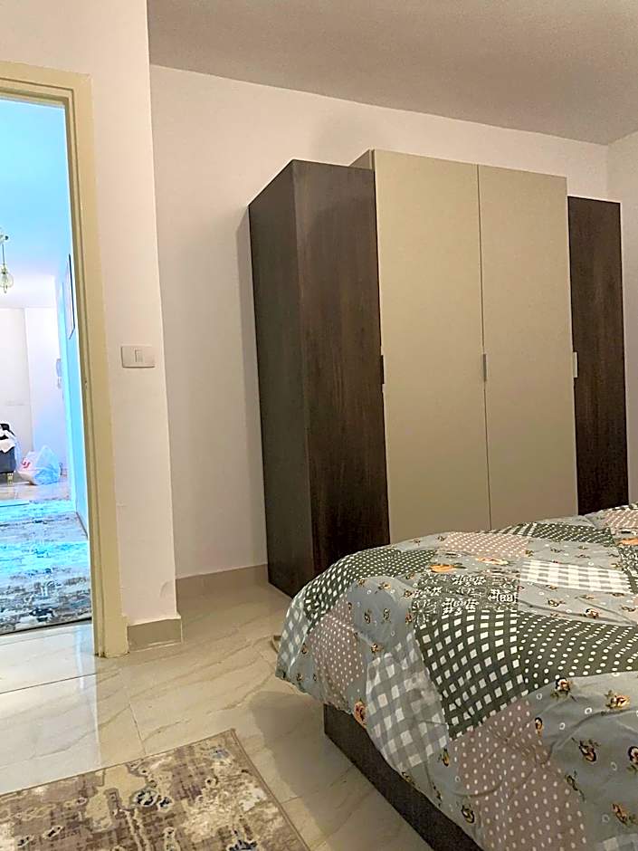 شقه فندقيه فرش جديد مكيفه بالكامل بمدينتي