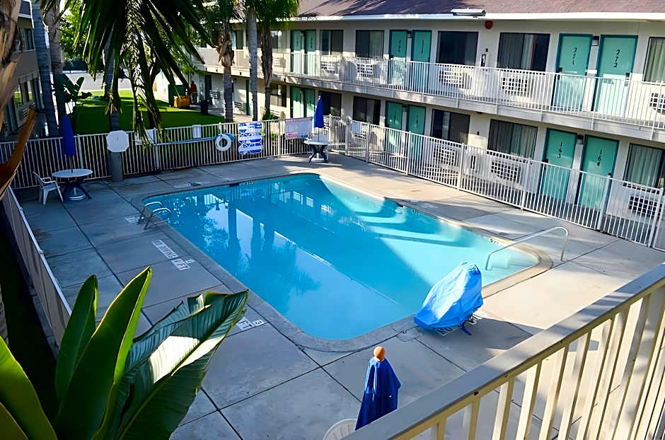 Motel 6-Bakersfield, CA - Airport