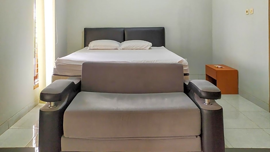 Omah Leren Mitra RedDoorz near Gembiraloka Zoo Yogyakarta