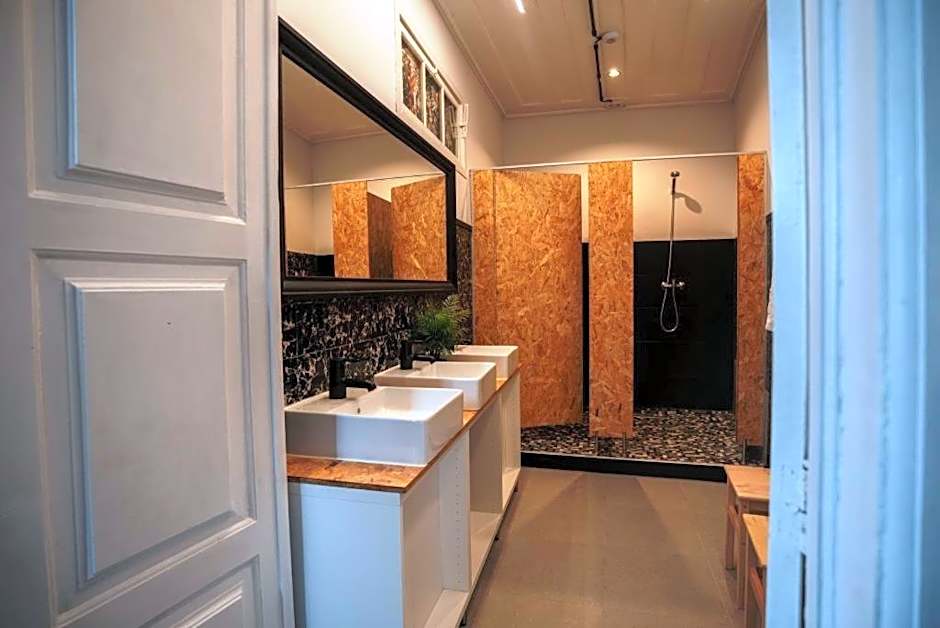 Inn Door 21 - Hostel & Suite