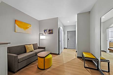 2 Queen Beds, Suite, Nonsmoking