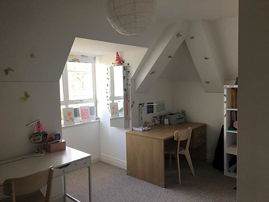 Central Spacious 3 Bedroom Apartment With Parking