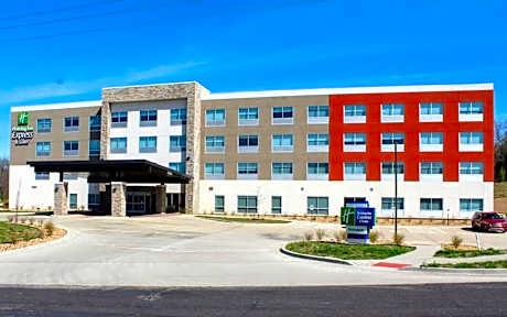 Holiday Inn Express And Suites Warrensburg North By IHG