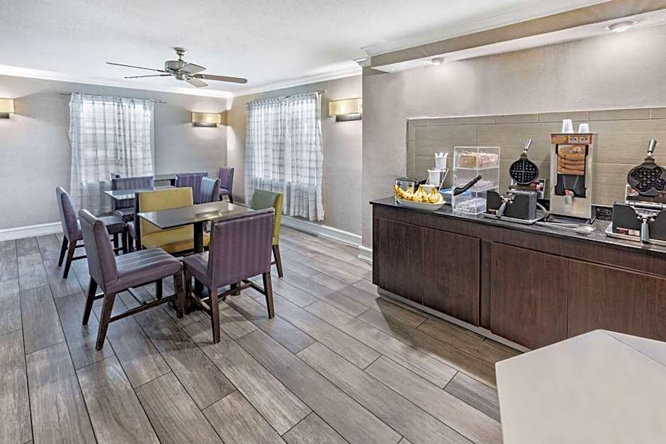 La Quinta Inn & Suites by Wyndham Laredo