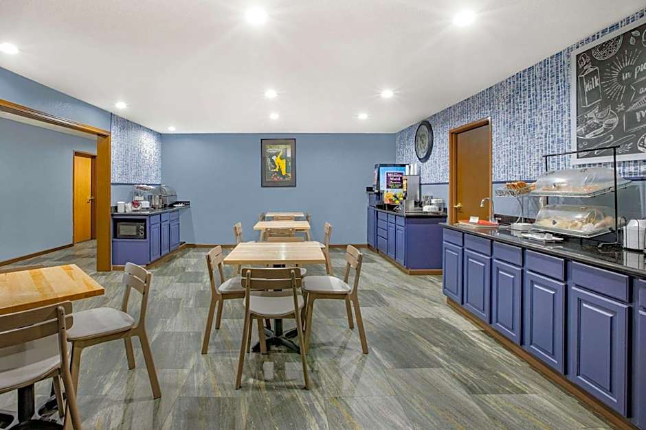 AmericInn by Wyndham Pella