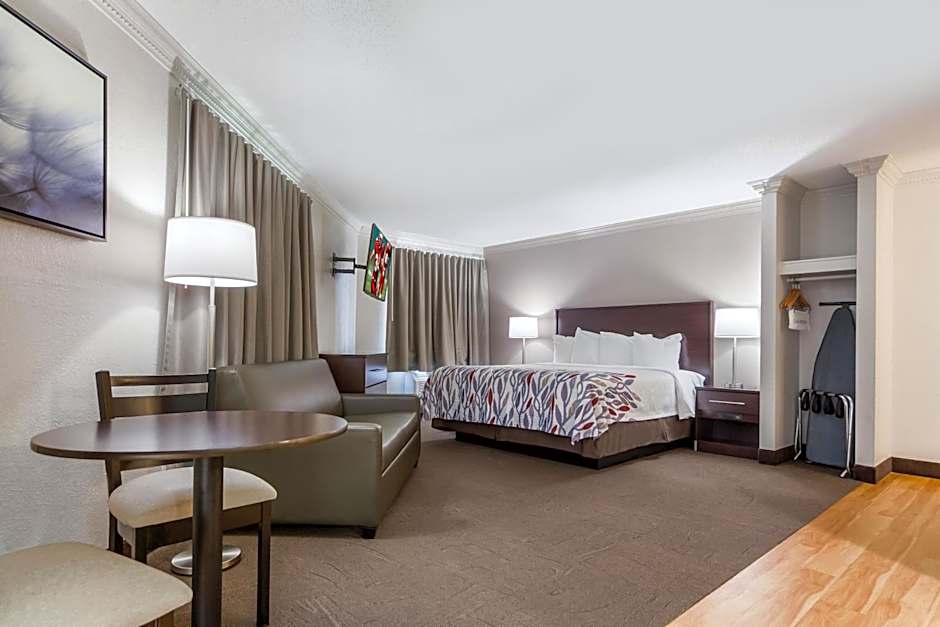 Red Roof Inn & Suites Omaha - Council Bluffs