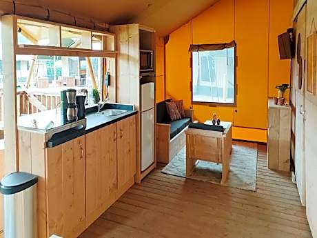 Nice tent with bathroom, near a recreation area