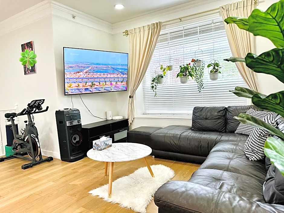 3BR Modern Home - Near SkyTrain - Free Parking & Pet Friendly
