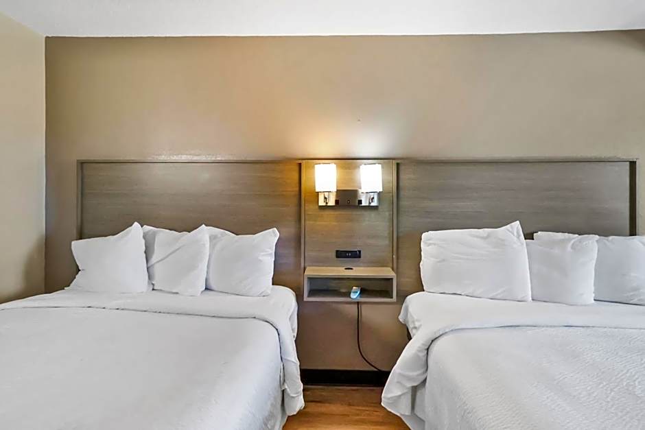 Red Roof Inn & Suites Fayetteville-Fort Bragg