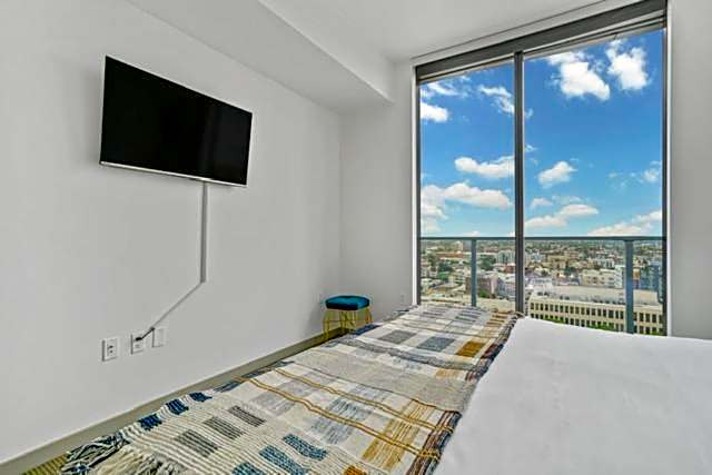 Modern Luxury 2 Bed with Panoramic City Views in Downtown LA