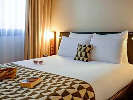 Accessible Room with 1 Queen Bed