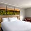 Days Inn and Suites by Wyndham Kansas City South