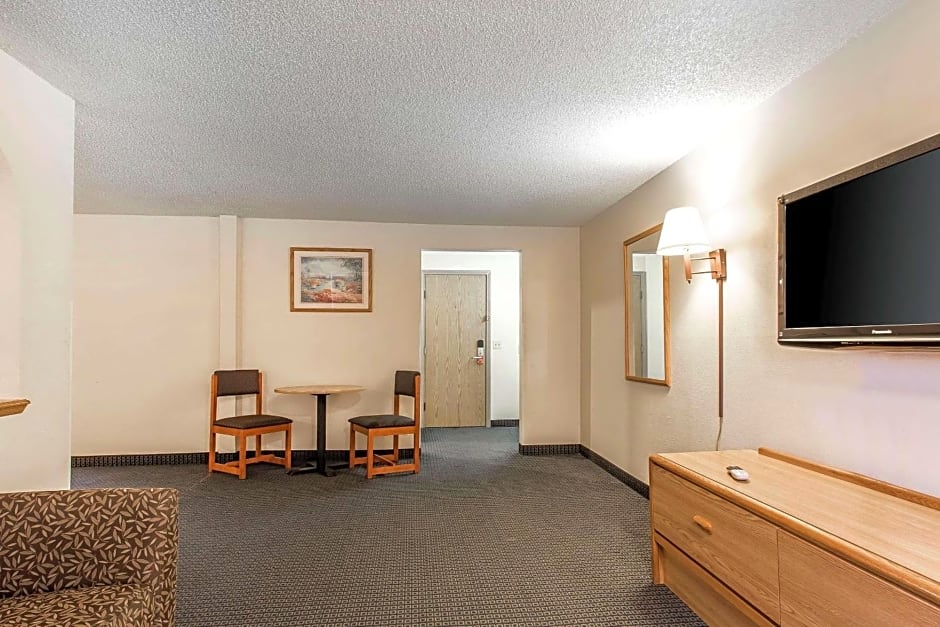 Brentwood Inn Clinton