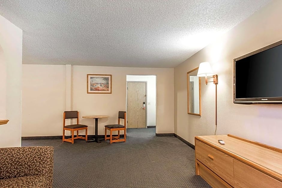 Econo Lodge  Inn & Suites Clinton