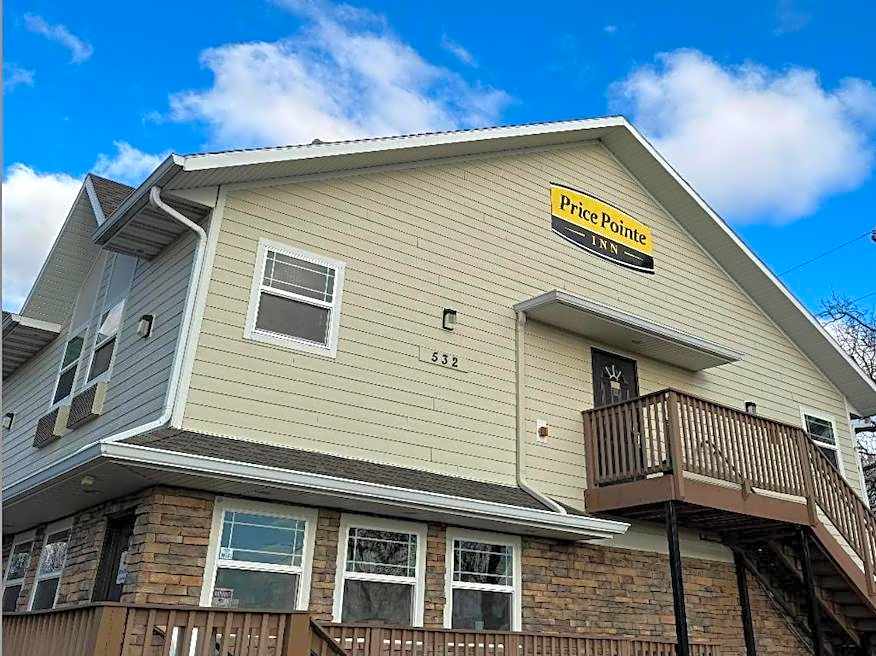 Price Pointe Inn