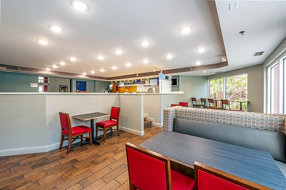 Holiday Inn Express Hotel & Suites Bradenton West By IHG