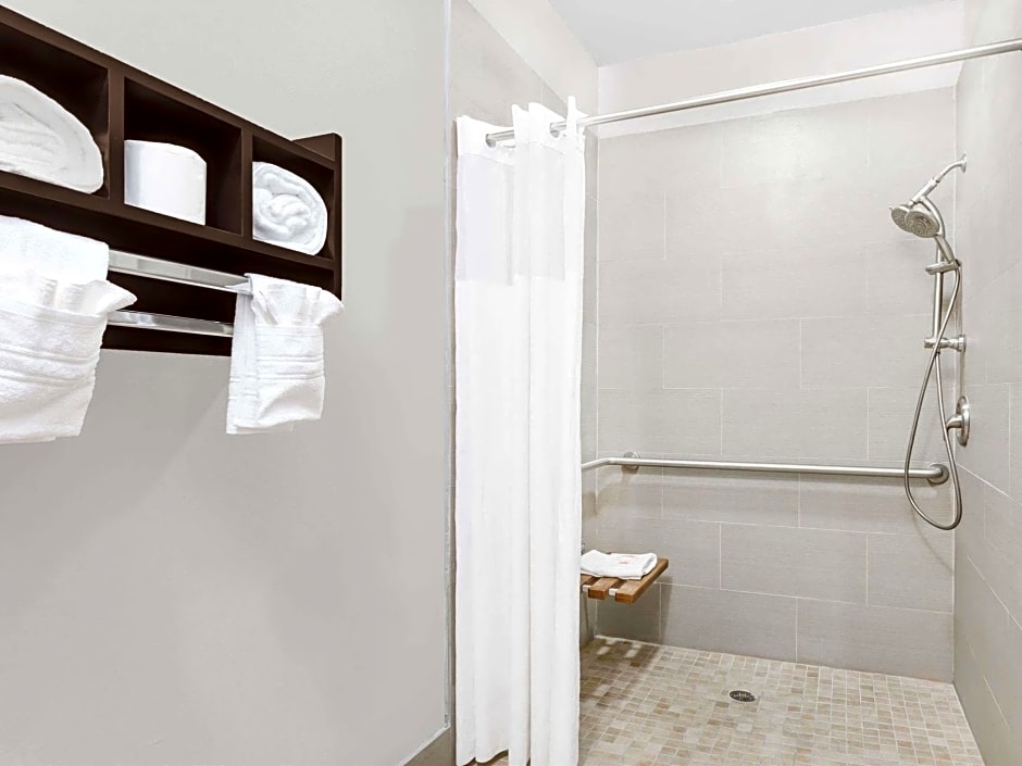 Days Inn & Suites by Wyndham Madisonville